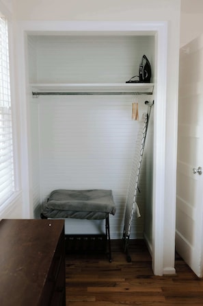 Interior - The Emerson Bungalow Private Retreat Near Park (North Charleston)
