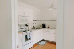 Fridge, microwave, oven, stovetop - Family-Friendly Charming Combo Bungalow w/ WiFi (North Charleston)