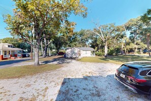 Property grounds - Family-Friendly Charming Combo Bungalow w/ WiFi (North Charleston)