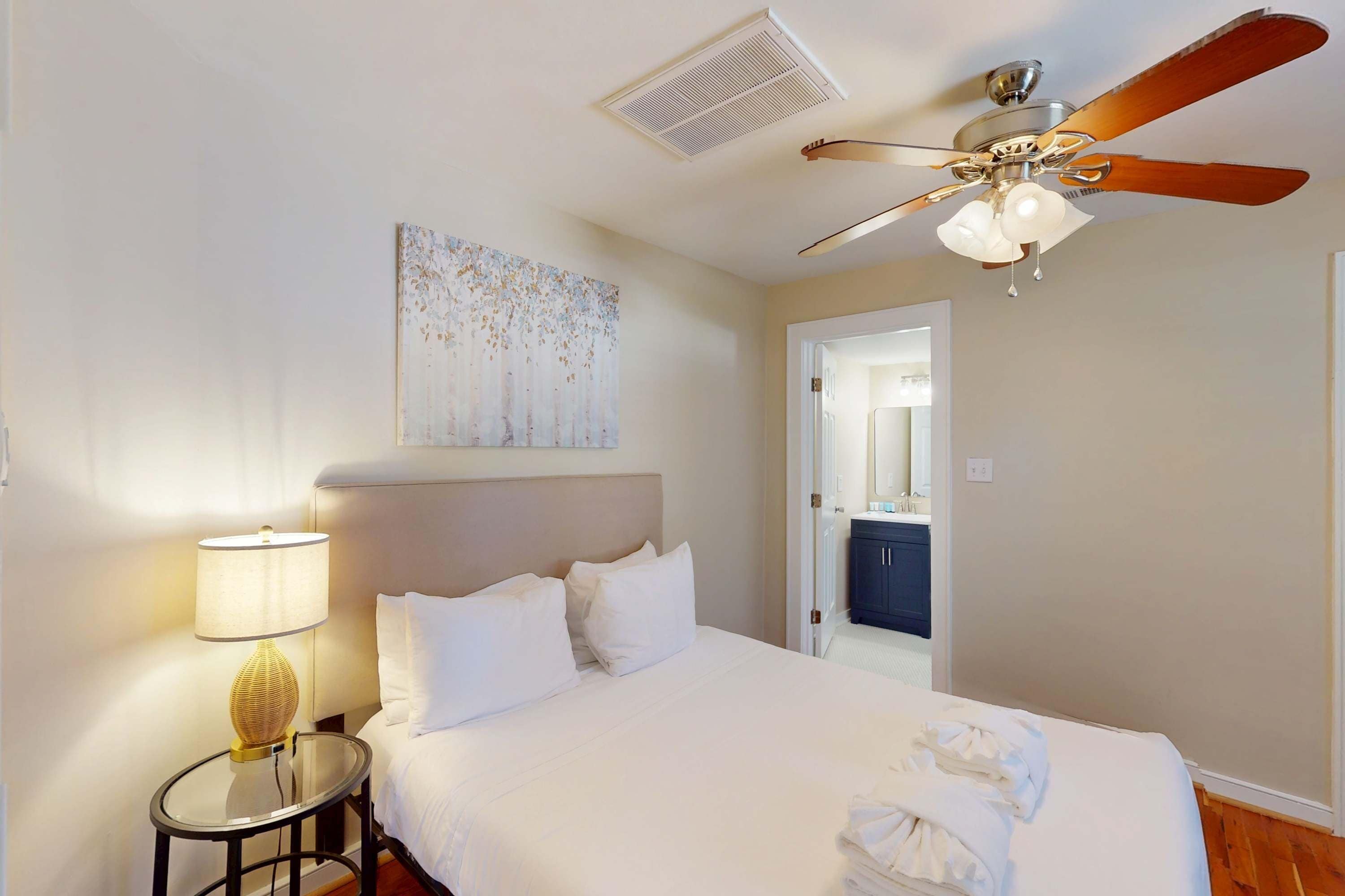 2 bedrooms, desk, iron/ironing board, WiFi