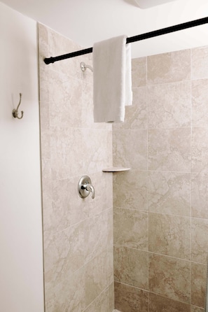 Shower, hair dryer, towels, shampoo - Charming Charleston Bungalow Near Downtown w/ WiFi and AC (North Charleston)