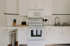 Fridge, microwave, oven, stovetop - Charming Charleston Bungalow Near Downtown w/ WiFi and AC (North Charleston)