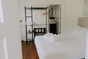 1 habitación, escritorio, tabla de planchar con plancha y wifi 