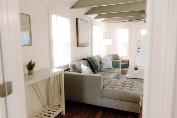 TV, offices - Stylish Bungalow Stay Near Downtown Charleston (North Charleston)