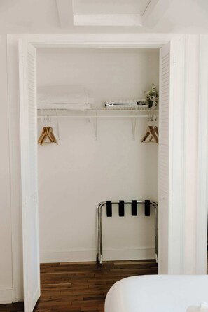 1 bedroom, desk, iron/ironing board, WiFi - Stylish Bungalow Stay Near Downtown Charleston (North Charleston)