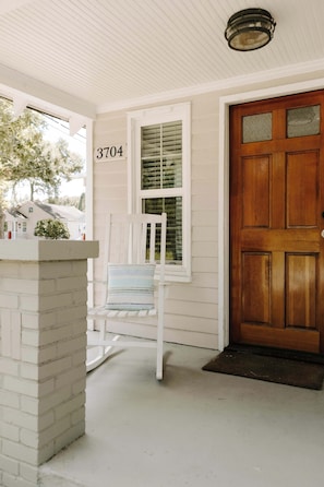 Terrace/patio - Stylish Bungalow Stay Near Downtown Charleston (North Charleston)