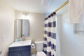 Shower, hair dryer, towels, shampoo - Quiet Retreat Near Downtown Charleston (North Charleston)