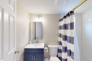 Shower, hair dryer, towels, shampoo - Quiet Retreat Near Downtown Charleston (North Charleston)
