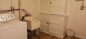 Interior - Penn House - Beautiful 3 Bedroom Furnished Apartment in a Cottage-Style Home (Pittsburgh)