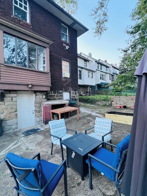 Outdoor dining - Penn House - Beautiful 3 Bedroom Furnished Apartment in a Cottage-Style Home (Pittsburgh)