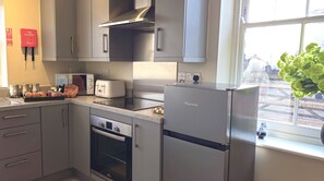 Geladeira, micro-ondas, fogão, torradeira