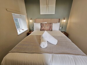 1 bedroom, iron/ironing board, free WiFi, bed sheets - Contemporary first-floor apartment close to town - Pass the Keys (Shrewsbury)