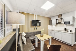 Phòng đôi tiện nghi đơn giản, bếp | Bàn, khu vực làm việc phù hợp cho laptop