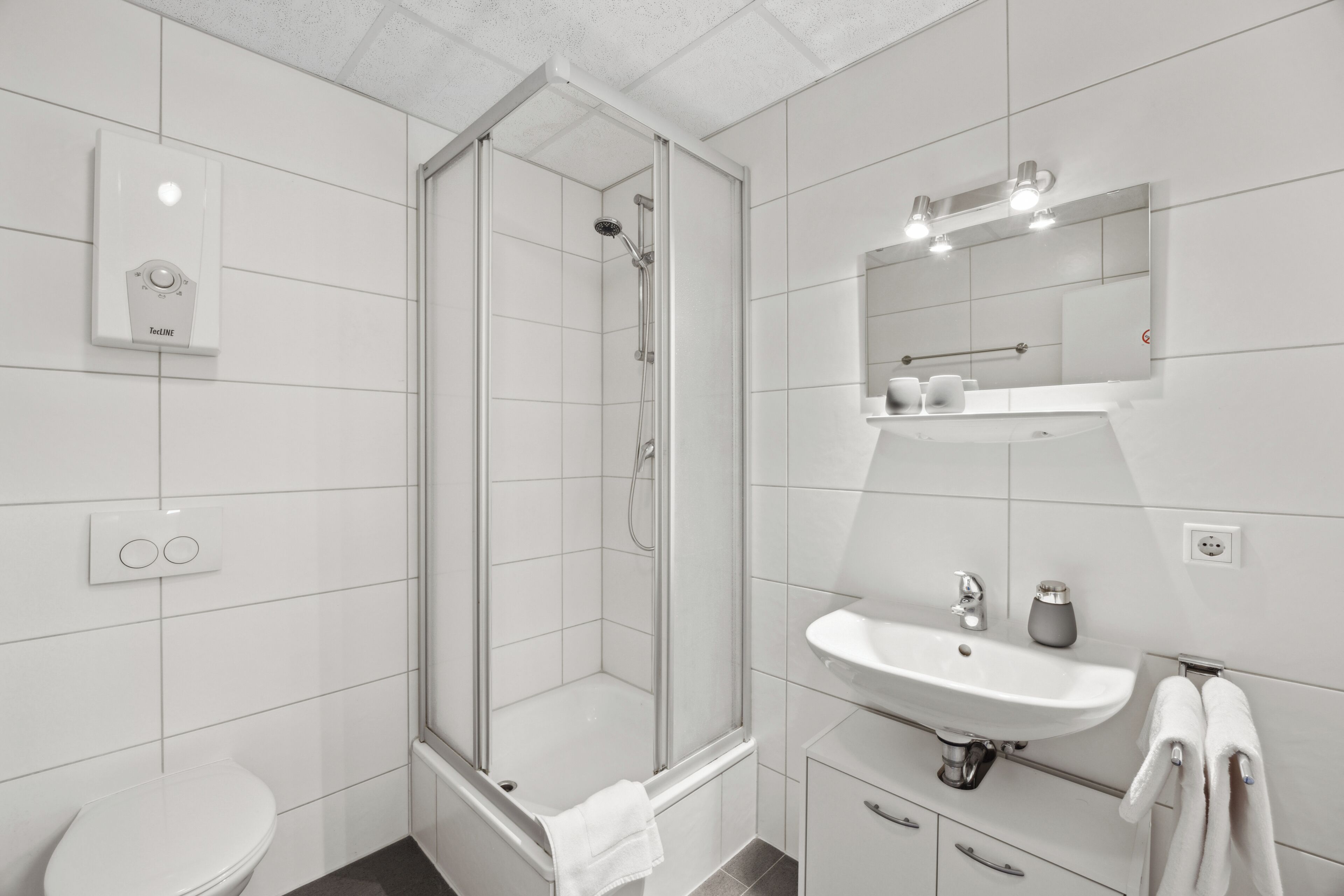 Comfort tweepersoonskamer, keuken | Badkamer | Een douche, handdoeken, zeep, toiletpapier