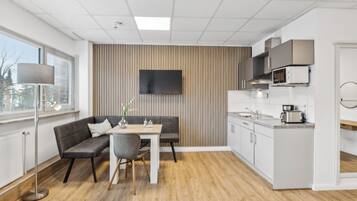 Comfort-Doppelzimmer, Küche | Schreibtisch, laptopgeeigneter Arbeitsplatz, kostenloses WLAN