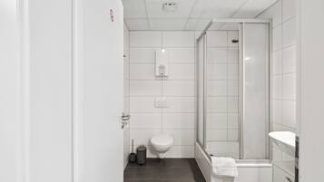 Ducha, toallas, jabón, papel higiénico