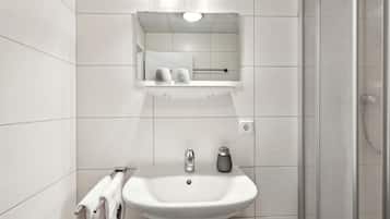 Comfort-Doppelzimmer, Küche | Badezimmer | Dusche, Handtücher, Seife, Toilettenpapier