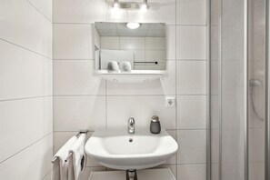 Habitación Confort doble, cocina | Baño | Ducha, toallas, jabón y papel higiénico
