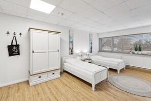 Comfort tweepersoonskamer, keuken | Een bureau, een laptopwerkplek, gratis wifi