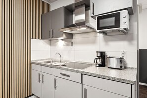 Microondas, horno, placa de cocina, lavavajillas