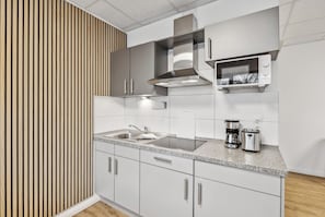 Phòng đôi tiện nghi đơn giản, bếp | Bếp riêng | Lò vi sóng, lò nướng, bếp nấu, máy rửa bát