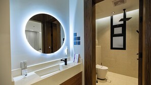 ฝักบัว, ของใช้ในห้องน้ำฟรี, ไดร์เป่าผม, รองเท้าสวมภายในห้อง