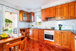 Micro-ondes, lave-vaisselle, cafetière/bouilloire