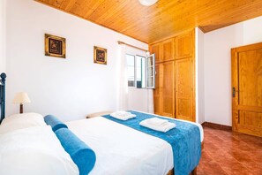 3 bedrooms, iron/ironing board, free WiFi, bed sheets