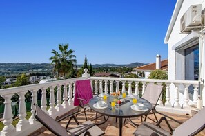 Outdoor dining - Villa Paisible by Villa Plus (Las Lagunas de Mijas)
