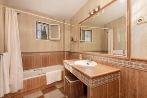 Hair dryer, towels - Villa Paisible by Villa Plus (Las Lagunas de Mijas)