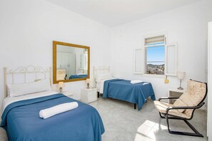 5 bedrooms, desk, iron/ironing board, free WiFi - Villa Paisible by Villa Plus (Las Lagunas de Mijas)