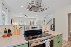 冰箱、微波炉、烤箱、炉灶