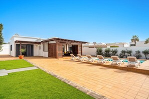 Pool - Villa Mango Lanzarote by Villa Plus (Playa Blanca)