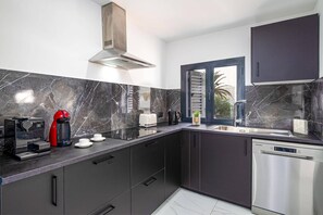 Coffee/tea maker, microwave, dishwasher - Villa Mango Lanzarote by Villa Plus (Playa Blanca)