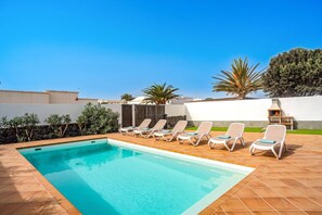 Pool - Villa Mango Lanzarote by Villa Plus (Playa Blanca)