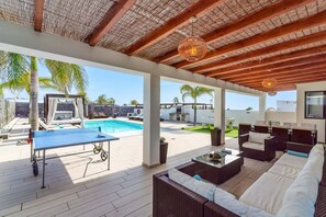 Outdoor dining - Villa Yanira by Villa Plus (Montaña Roja)