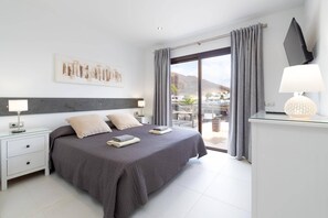 4 bedrooms, iron/ironing board, free WiFi, bed sheets - Villa Yanira by Villa Plus (Montaña Roja)