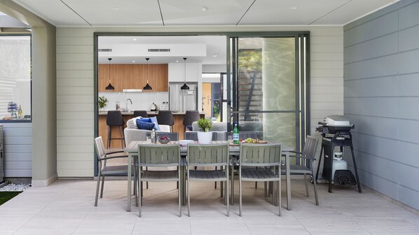 Outdoor dining - Talmora - 10 min walk to beach & Marina (Nelson Bay)