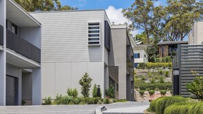 Property grounds - Talmora - 10 min walk to beach & Marina (Nelson Bay)