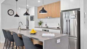 Fridge, microwave, oven, stovetop - Talmora - 10 min walk to beach & Marina (Nelson Bay)
