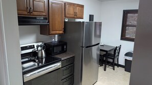 Microwave, oven, stovetop, dishwasher - 1-bedroom apartment 5 minutes from Allen Field House (Lawrence)