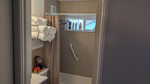1-bedroom apartment 5 minutes from Allen Field House