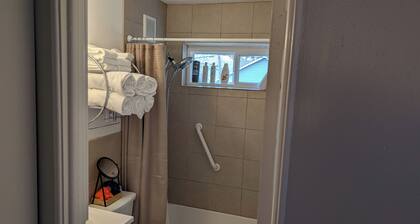 1-bedroom apartment 5 minutes from Allen Field House
