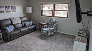 TV - 1-bedroom apartment 5 minutes from Allen Field House (Lawrence)