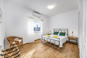 Työpöytä, silitysrauta/-lauta, ilmainen Wi-Fi, vuodevaatteet