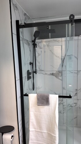 Urban Cabin Retreat - 3BD/Terrace&Covered Parking