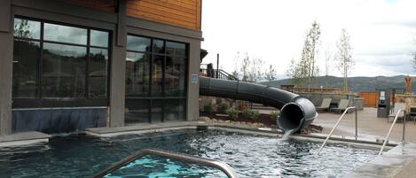 Innendørsbasseng og utendørsbasseng