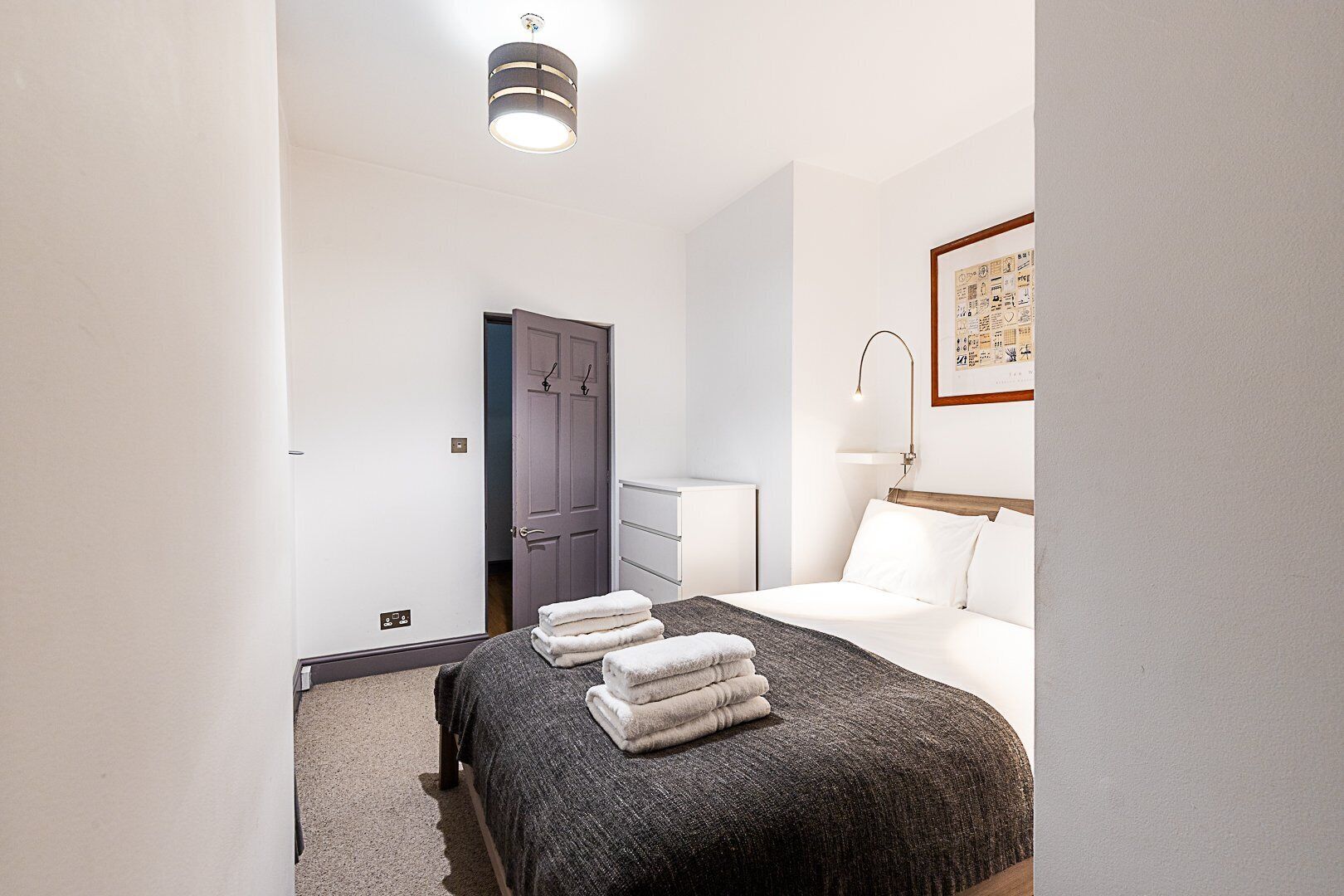 Skrivebord, strykejern/-brett og internettilgang