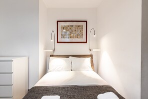 2 chambres, bureau, fer et planche à repasser, accès Internet