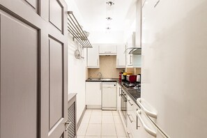 Fridge, microwave, oven, stovetop - Chic Notting Hill City Retreat (London)
